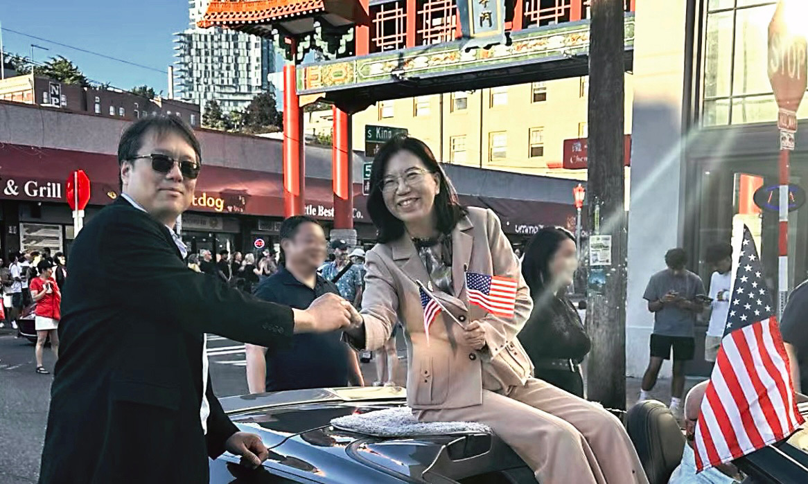 Atomrock がシアトル・シーフェア・パレードに参加、駐シアトル弁事処の May Mei-Chen Lin 処長と交流